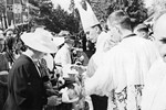 Ratnoj siročadi u Jastrebarskom kumovali su predstavnici svih staleža, a sakrament potvrde podijelio im je nadbiskup Stepinac, 1943.